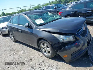 2014 Chevrolet Cruze 1LT z VIN 1G1PC5SB3E7261793, wystawiony jako IAAI lot #42340983 z przebiegiem 96 712 mil mil oraz . Historia ofert i sprzedaży dostępna na DreamBid. Obrazek 1.