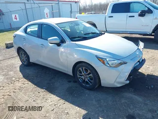 2019 Toyota Yaris L z VIN 3MYDLBYV9KY523922, wystawiony jako IAAI lot #41817945 z przebiegiem 28 164 mil mil oraz . Historia ofert i sprzedaży dostępna na DreamBid. Obrazek 1.