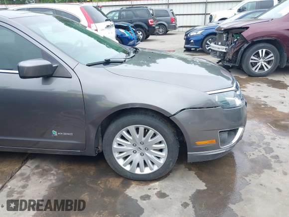 2012 Ford Fusion Hybrid z VIN 3FADP0L33CR289548, wystawiony jako IAAI lot #41905806 z przebiegiem 121 233 mil mil oraz . Historia ofert i sprzedaży dostępna na DreamBid. Obrazek 18.
