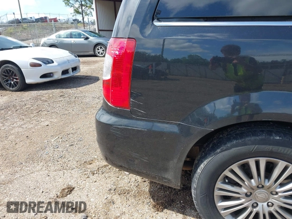 2015 Chrysler Town & Country Touring L with VIN 2C4RC1CG4FR509973, listed as a IAAI auction lot 42121743 with 199,183 mi miles and . Bid and sale history available at carsss.com. Image 6.
