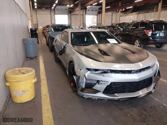 2018 Chevrolet Camaro 2SS with VIN 1G1FG1R71J0165268, listed as a IAAI auction lot 40739457 with 27,039 mi miles. Bid and sale history available at carsss.com. Image 1.