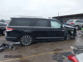 2022 Lincoln Navigator Black Label z VIN 5LMJJ3TT2NEL13739, wystawiony jako IAAI lot #41296594 z przebiegiem 58 116 mil mil oraz . Historia ofert i sprzedaży dostępna na DreamBid. Obrazek 14.