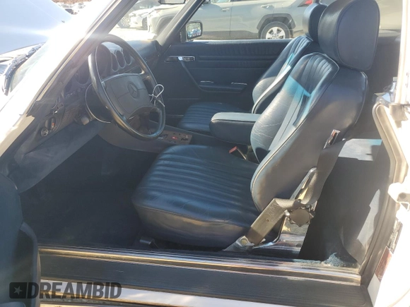 1988 Mercedes-Benz 560 SL z VIN WDBBA48D1JA078995, wystawiony jako Copart lot #89274725 z przebiegiem 119 355 mil mil oraz Szkoda całkowita • Salvage title. Historia ofert i sprzedaży dostępna na DreamBid. Obrazek 7.
