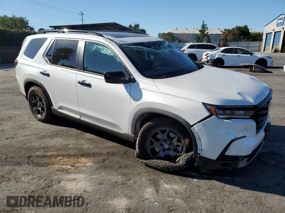 2025 Honda Pilot TrailSport with VIN 5FNYG1H65SB004479, listed as a Copart auction lot 70917734 with 7,582 mi miles and Salvage Title. Bid and sale history available at carsss.com. Image 4.