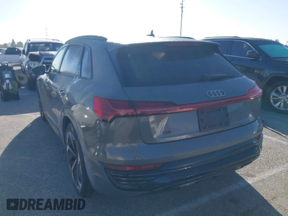 2024 Audi Q8 e-tron z VIN WA15ABGE8RB055999, wystawiony jako IAAI lot #41759410 z przebiegiem 8 972 mil mil oraz . Historia ofert i sprzedaży dostępna na DreamBid. Obrazek 3.