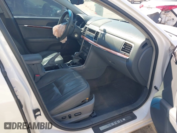 2010 Lincoln MKZ z VIN 3LNHL2GC1AR613439, wystawiony jako IAAI lot #42061630 z przebiegiem 154 707 mil mil oraz . Historia ofert i sprzedaży dostępna na DreamBid. Obrazek 5.