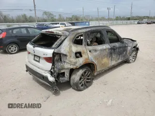 2015 BMW X1 xDrive28i z VIN WBAVL1C5XFVY32741, wystawiony jako Copart lot #70323344 z przebiegiem Nie podano mil oraz Szkoda całkowita • Salvage title. Historia ofert i sprzedaży dostępna na DreamBid. Obrazek 3.