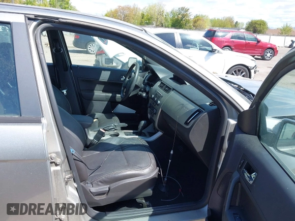 2008 Ford Focus SE z VIN 1FAHP35N78WZ94676, wystawiony jako IAAI lot #42094725 z przebiegiem 106 353 mil mil oraz . Historia ofert i sprzedaży dostępna na DreamBid. Obrazek 5.