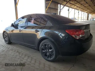 2015 Chevrolet Cruze LS z VIN 1G1PA5SG2F7119146, wystawiony jako Copart lot #55622605 z przebiegiem 133 688 mil mil oraz Szkoda całkowita • Salvage title. Historia ofert i sprzedaży dostępna na DreamBid. Obrazek 2.