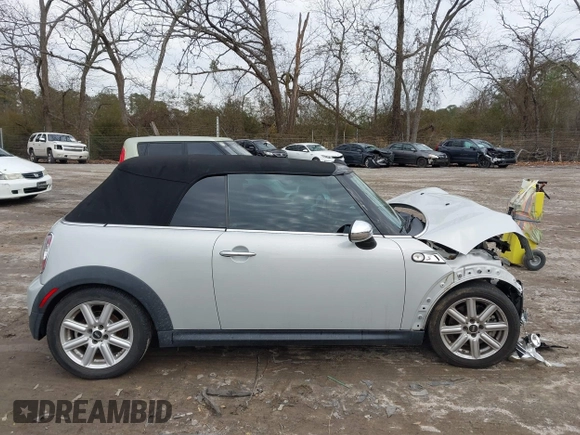 2011 MINI Convertible S с VIN WMWZP3C55BTX82922, выставлен на аукционе IAAI как лот 41408777 с пробегом 82 764 миль миль и . История ставок и продаж доступна на DreamBid. Изображение 13.