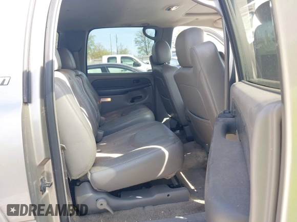 2003 Chevrolet Suburban Z71 with VIN 3GNFK16Z73G190936, listed as a IAAI auction lot 42078452 with 231,121 mi miles. Bid and sale history available at carsss.com. Image 8.