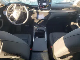 2019 Audi e-tron Premium Plus z VIN WA1LAAGE8KB023044, wystawiony jako Copart lot #65037782 z przebiegiem Nie podano mil oraz . Historia ofert i sprzedaży dostępna na DreamBid. Obrazek 9.
