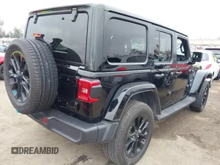 2023 Jeep Wrangler Sahara z VIN 1C4JJXP6XPW556327, wystawiony jako IAAI lot #41784532 z przebiegiem 39 918 mil mil oraz . Historia ofert i sprzedaży dostępna na DreamBid. Obrazek 4.