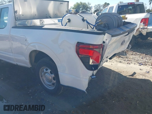 2024 Ford F-150 XL z VIN 1FTEX1KP7RKE49677, wystawiony jako IAAI lot #41592556 z przebiegiem 11 136 mil mil oraz . Historia ofert i sprzedaży dostępna na DreamBid. Obrazek 17.