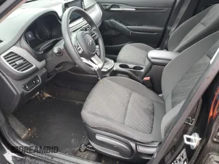 2021 Kia Seltos LX z VIN KNDEPCAAXM7046958, wystawiony jako Copart lot #56337985 z przebiegiem 97 733 mil mil oraz Szkoda całkowita • Salvage title. Historia ofert i sprzedaży dostępna na DreamBid. Obrazek 7.