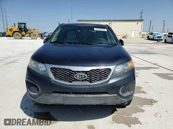 2012 Kia Sorento LX z VIN 5XYKT3A12CG241520, wystawiony jako Copart lot #49738575 z przebiegiem 110 486 mil mil oraz Czysty tytuł • Clean title. Historia ofert i sprzedaży dostępna na DreamBid. Obrazek 12.