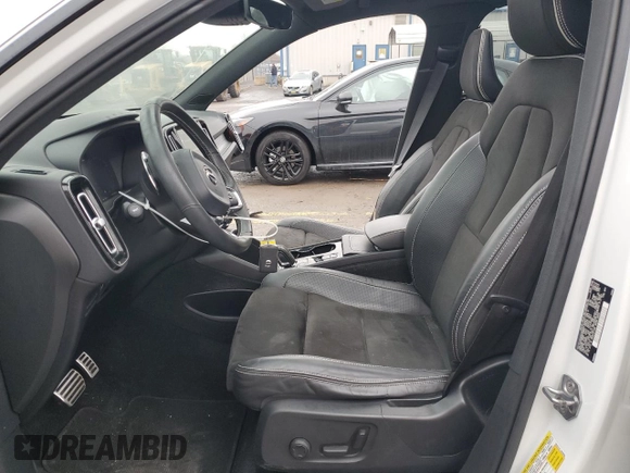 2019 Volvo XC40 R-Design z VIN YV4AC2HMXK2068129, wystawiony jako Copart lot #43337635 z przebiegiem 88 227 mil mil oraz Szkoda całkowita • Salvage title. Historia ofert i sprzedaży dostępna na DreamBid. Obrazek 7.