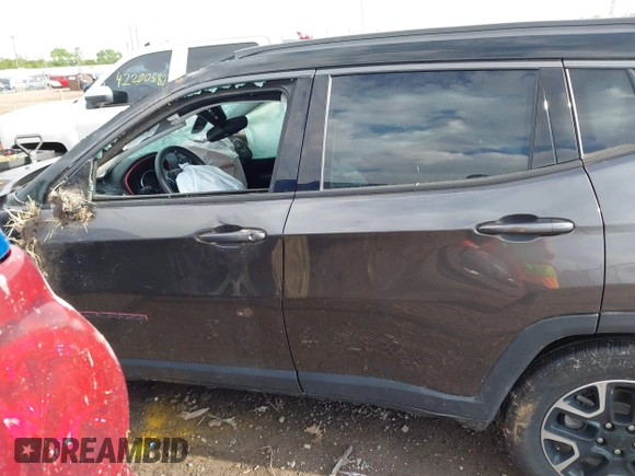 2019 Jeep Compass Trailhawk z VIN 3C4NJDDB5KT722107, wystawiony jako IAAI lot #42209114 z przebiegiem 65 088 mil mil oraz . Historia ofert i sprzedaży dostępna na DreamBid. Obrazek 15.