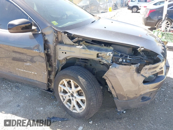 2016 Jeep Cherokee Latitude z VIN 1C4PJLCB5GW264607, wystawiony jako IAAI lot #42275637 z przebiegiem 64 264 mil mil oraz . Historia ofert i sprzedaży dostępna na DreamBid. Obrazek 6.