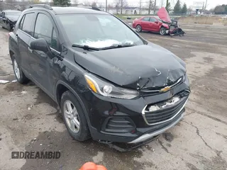 2019 Chevrolet Trax LT z VIN 3GNCJLSB7KL327065, wystawiony jako IAAI lot #42005861 z przebiegiem 84 795 mil mil oraz . Historia ofert i sprzedaży dostępna na DreamBid. Obrazek 1.