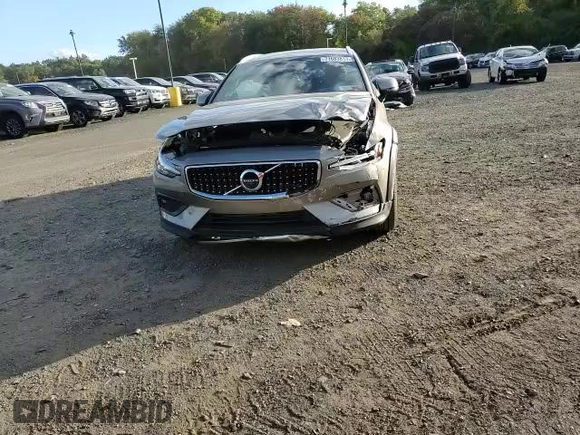 2021 Volvo V60 z VIN YV4102WK0M1076923, wystawiony jako Copart lot #71683813 z przebiegiem 32 399 mil mil oraz . Historia ofert i sprzedaży dostępna na DreamBid. Obrazek 11.