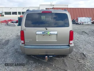 2007 Dodge Nitro SLT z VIN 1D8GT58KX7W689384, wystawiony jako IAAI lot #42139632 z przebiegiem 242 166 mil mil oraz . Historia ofert i sprzedaży dostępna na DreamBid. Obrazek 16.
