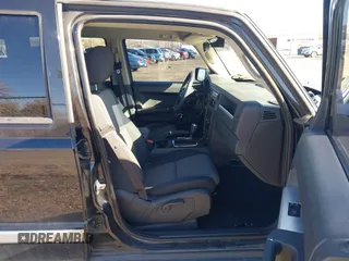 2010 Jeep Commander Sport z VIN 1J4RG4GK4AC158319, wystawiony jako IAAI lot #41824621 z przebiegiem 63 061 mil mil oraz . Historia ofert i sprzedaży dostępna na DreamBid. Obrazek 5.