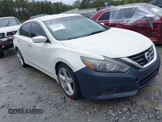 2018 Nissan Altima 2.5 S with VIN 1N4AL3AP5JC190800, listed as a IAAI auction lot 41918723 with 197,884 mi miles. Bid and sale history available at carsss.com. Image 1.