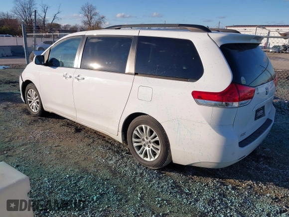 2013 Toyota Sienna XLE AAS z VIN 5TDYK3DC4DS305068, wystawiony jako IAAI lot #40909667 z przebiegiem 227 746 mil mil oraz . Historia ofert i sprzedaży dostępna na DreamBid. Obrazek 3.