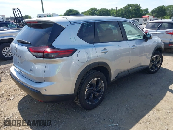 2024 Nissan Rogue SV z VIN 5N1BT3BA7RC681000, wystawiony jako IAAI lot #42275267 z przebiegiem 32 975 mil mil oraz . Historia ofert i sprzedaży dostępna na DreamBid. Obrazek 4.