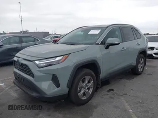 2023 Toyota RAV4 Hybrid XLE z VIN 4T3RWRFV3PU082518, wystawiony jako IAAI lot #42293513 z przebiegiem 14 463 mil mil oraz . Historia ofert i sprzedaży dostępna na DreamBid. Obrazek 2.