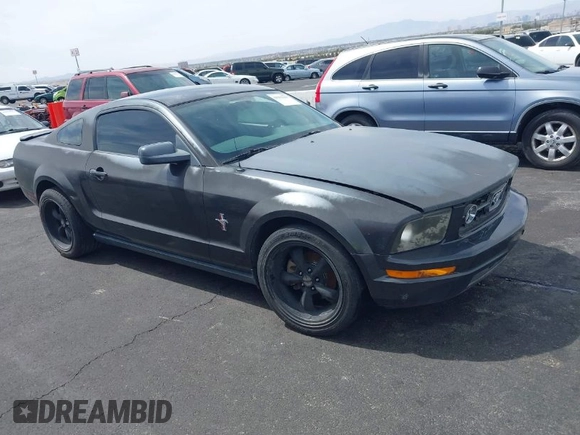 2007 Ford Mustang Deluxe with VIN 1ZVFT80N275219256, listed as a IAAI auction lot 41932447 with Not Provided miles. Bid and sale history available at carsss.com. Image 1.