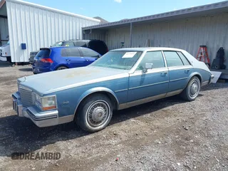 1985 Cadillac Seville z VIN 1G6KS698XFE804240, wystawiony jako IAAI lot #42125052 z przebiegiem 11 322 mil mil oraz . Historia ofert i sprzedaży dostępna na DreamBid. Obrazek 2.