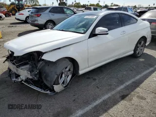 2015 Mercedes-Benz C 250 z VIN WDDGJ4HB0FG413101, wystawiony jako Copart lot #47261695 z przebiegiem 106 181 mil mil oraz Szkoda całkowita • Salvage title. Historia ofert i sprzedaży dostępna na DreamBid. Obrazek 1.
