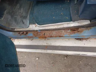 1984 Chevrolet Suburban z VIN 1G8FK16C6EF130150, wystawiony jako IAAI lot #41987449 z przebiegiem 91 357 mil mil oraz . Historia ofert i sprzedaży dostępna na DreamBid. Obrazek 6.