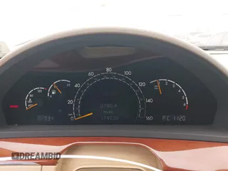 2005 Mercedes-Benz S 430 z VIN WDBNG70JX5A451696, wystawiony jako IAAI lot #42402391 z przebiegiem 174 030 mil mil oraz . Historia ofert i sprzedaży dostępna na DreamBid. Obrazek 7.
