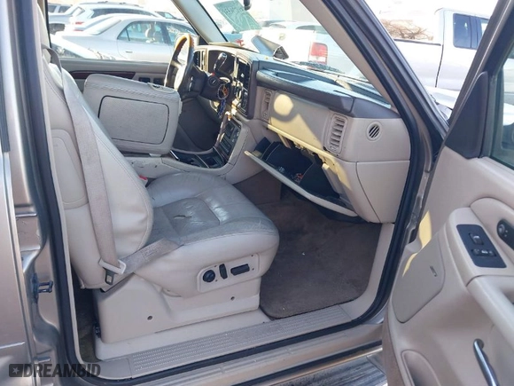 2002 Cadillac Escalade with VIN 1GYEK63N52R114918, listed as a IAAI auction lot 41870330 with 211,423 mi miles. Bid and sale history available at carsss.com. Image 5.