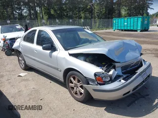 2002 Volvo S60 with VIN YV1RS61R322145262, listed as a IAAI auction lot 42126287 with 154,328 mi miles. Bid and sale history available at carsss.com. Image 1.