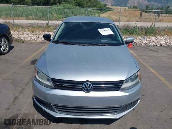 2014 Volkswagen Jetta SE z VIN 3VWD17AJ6EM234451, wystawiony jako IAAI lot #42544809 z przebiegiem 140 009 mil mil oraz . Historia ofert i sprzedaży dostępna na DreamBid. Obrazek 13.