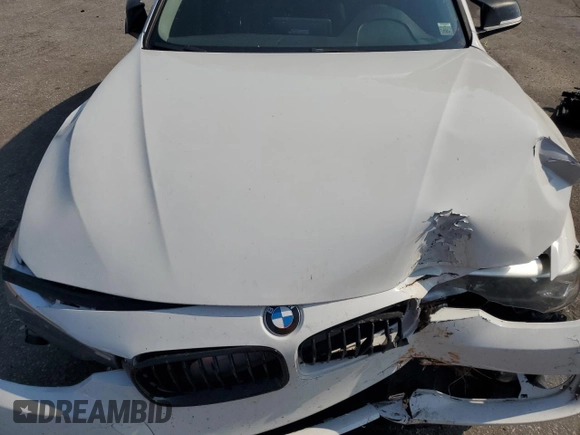 2014 BMW 3 Series 320i xDrive z VIN WBA3C3C54EP660549, wystawiony jako Copart lot #62395925 z przebiegiem 170 988 mil mil oraz Czysty tytuł • Clean title. Historia ofert i sprzedaży dostępna na DreamBid. Obrazek 11.