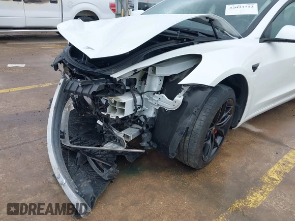 2023 Tesla Model 3 Performance z VIN 5YJ3E1EC8PF487550, wystawiony jako IAAI lot #42093712 z przebiegiem 27 305 mil mil oraz . Historia ofert i sprzedaży dostępna na DreamBid. Obrazek 21.