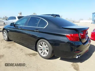 2015 BMW 5 Series 528i z VIN WBA5A5C57FD515826, wystawiony jako IAAI lot #42232062 z przebiegiem 80 641 mil mil oraz . Historia ofert i sprzedaży dostępna na DreamBid. Obrazek 3.