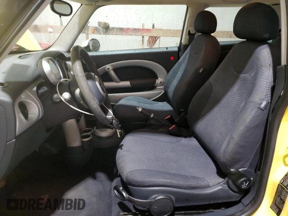 2002 MINI Hardtop z VIN WMWRC33412TE12203, wystawiony jako Copart lot #58246045 z przebiegiem 132 506 mil mil oraz Szkoda całkowita • Salvage title. Historia ofert i sprzedaży dostępna na DreamBid. Obrazek 7.