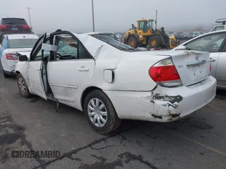2005 Toyota Camry STD z VIN 4T1BE32K65U578545, wystawiony jako IAAI lot #41343321 z przebiegiem Nie podano mil oraz . Historia ofert i sprzedaży dostępna na DreamBid. Obrazek 3.