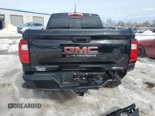2024 GMC Canyon 4WD AT4 z VIN 1GTP6DEK7R1219298, wystawiony jako Copart lot #46954975 z przebiegiem 5325 mil mil oraz Szkody całkowita. Historia ofert i sprzedaży dostępna na DreamBid. Obrazek 6.