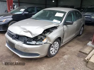 2014 Volkswagen Jetta S z VIN 3VW2K7AJ0EM231386, wystawiony jako IAAI lot #42229963 z przebiegiem 105 432 mil mil oraz . Historia ofert i sprzedaży dostępna na DreamBid. Obrazek 2.