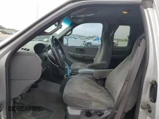 2000 Ford F-150 XL z VIN 2FTRX07L1YCA33404, wystawiony jako Copart lot #51214145 z przebiegiem Nie podano mil oraz Szkoda całkowita • Salvage title. Historia ofert i sprzedaży dostępna na DreamBid. Obrazek 7.