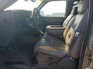2003 GMC Sierra 1500HD SLE z VIN 1GTGC13U43F146395, wystawiony jako Copart lot #70795454 z przebiegiem 303 653 mil mil oraz Szkody całkowita. Historia ofert i sprzedaży dostępna na DreamBid. Obrazek 7.