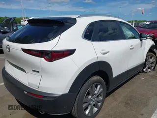 2025 Mazda CX-30 S Preferred z VIN 3MVDMBCM6SM781993, wystawiony jako IAAI lot #42275528 z przebiegiem 5 604 mil mil oraz . Historia ofert i sprzedaży dostępna na DreamBid. Obrazek 4.