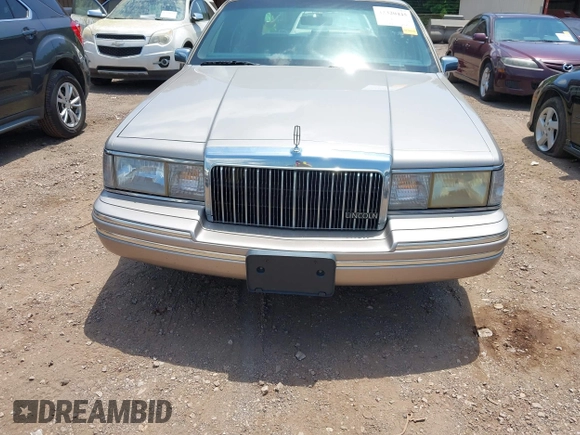 1994 Lincoln Town Car Signature z VIN 1LNLM82W2RY628475, wystawiony jako IAAI lot #42320445 z przebiegiem 107 346 mil mil oraz . Historia ofert i sprzedaży dostępna na DreamBid. Obrazek 6.